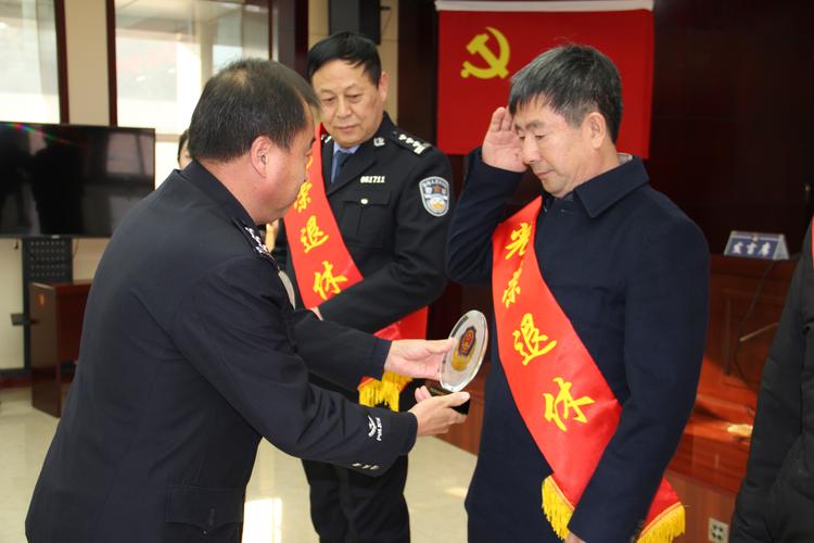 不忘初心 薪火相传——交口县公安局召开2019年民警荣