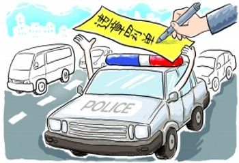 日前,重庆一辆警车违章停车被贴罚单照片,引起网友热议日前,重庆一辆