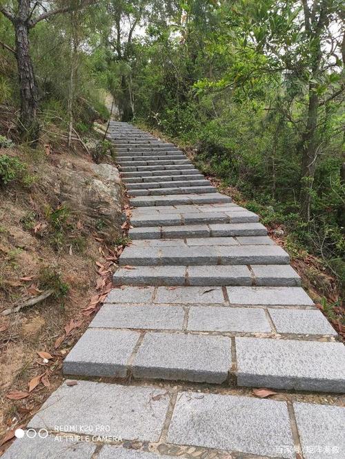 静谧的花岗岩青石板步道