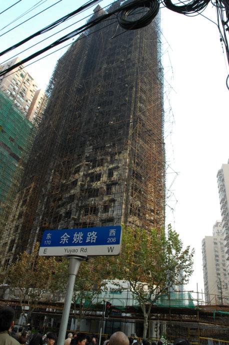 目击一周后的胶州路火灾教师大楼现场