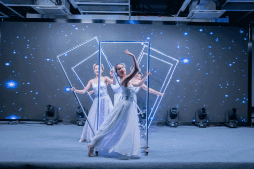 一场闪烁着未来之光的时尚大秀《时空之门》,为本次活动拉开序幕.