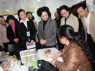 全国妇联党组书记,副主席,书记处第一书记宋秀岩深入重庆的农村,社区