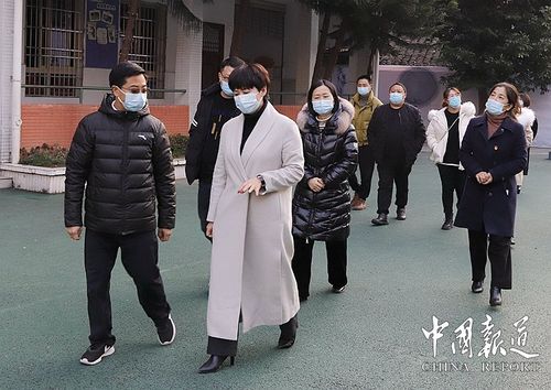 吴永刚(左)一行来到天宫庙小学,校长文雪梅(右)介绍校园情况.