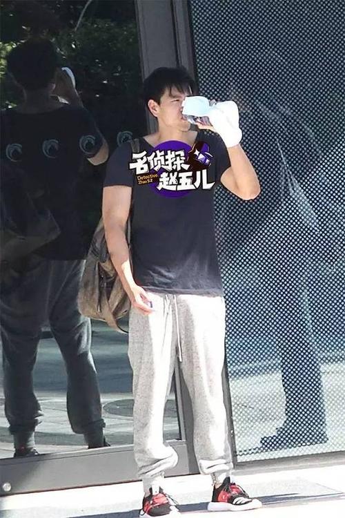 彭于晏海边跑步美如画 撩t露肚皮呆萌可爱