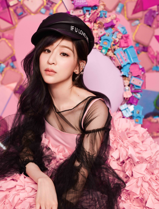 王心凌晒自拍,空气刘海嫩的像少女,活在自拍中的偶像剧女王