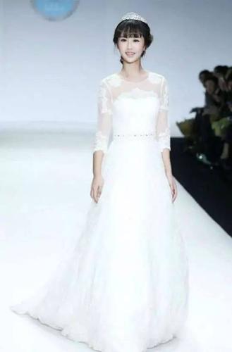 女星穿婚纱戴皇冠,杨紫俏皮可爱,baby美如童话公主!