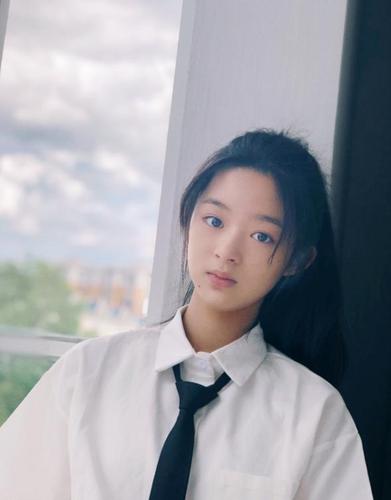 杨幂旗下13岁童星曝光神似赵丽颖成最美00后