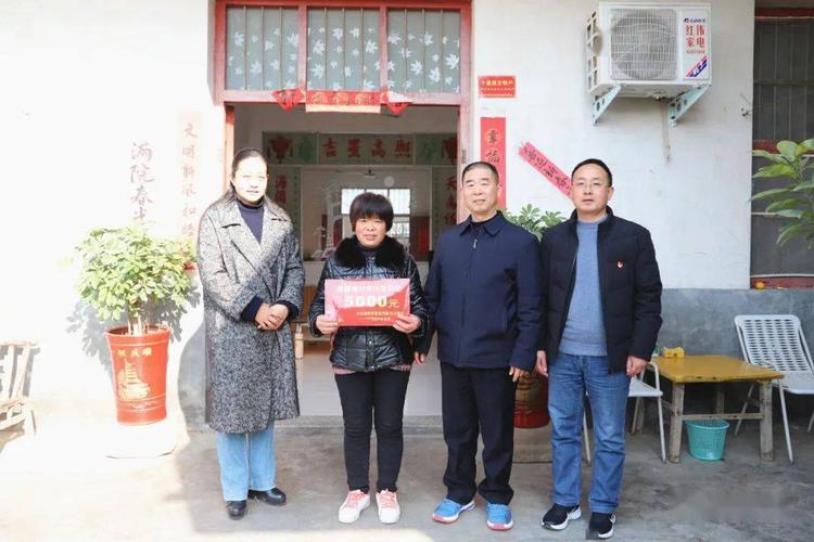 南阳市委宣传部,文明办对我市这3个家庭登门拜访,看看