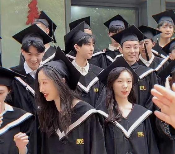 王俊凯大学毕业照来了打扮帅气在站位方面同班同学很够意思