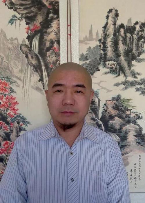 文化 正文  画家何江熊 个人简介:   何江熊字易烝号冶河老叟,熊猫,猫