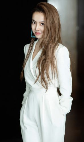 "亚洲舞后"蔡依林,身着纯白西装连体裤,又美又飒