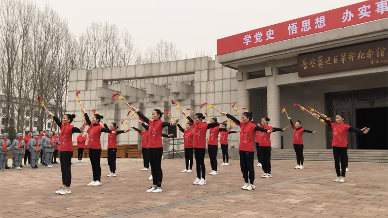 阜平县八一希望小学学生表演《霸王鞭》