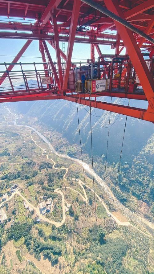 其实还有一些极限运动可以进行,有蹦极挑战,据说坝陵河大桥的蹦极刷新