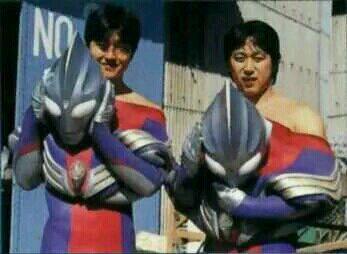 谁有平成系奥特曼皮套演员的图片,最好是片场脱皮套的