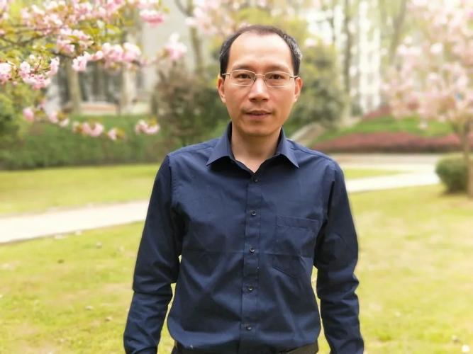 张荣华老师围绕个人与自身的关系,与他人的关系,与社会的关系三个方面