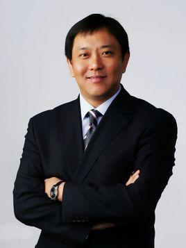 刘军,1982年出生,是宏达集团创始人刘沧龙的长子,现任宏达集团董事局