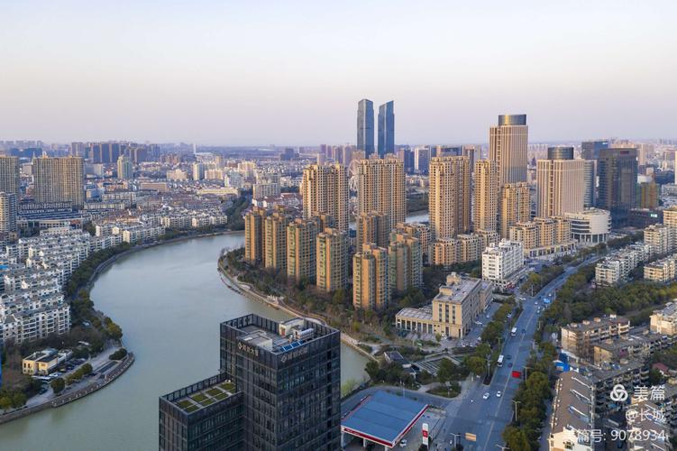 远处是湖州标志性建筑双子大厦,左侧是龙溪港,右侧是湖州最有名的红旗