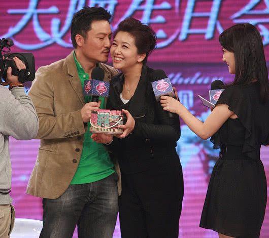 52岁江珊近照,小15岁老公比靳东还帅,女儿长得比她还美