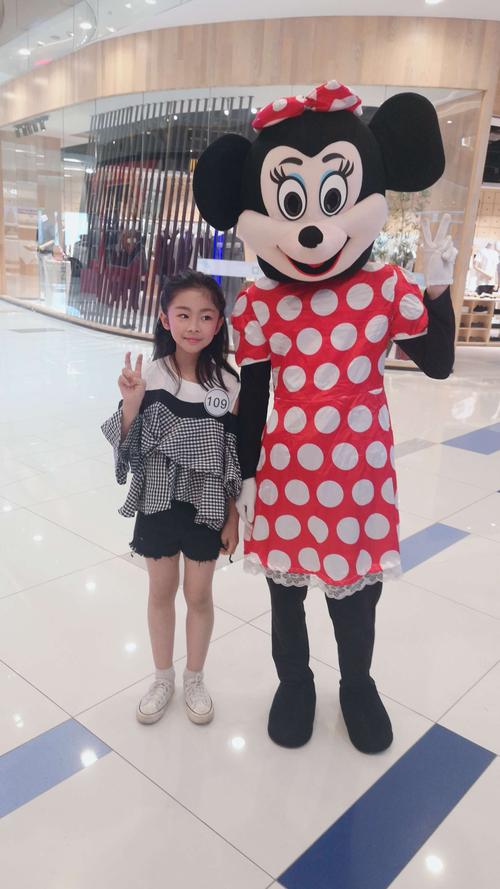 和米妮来个合影