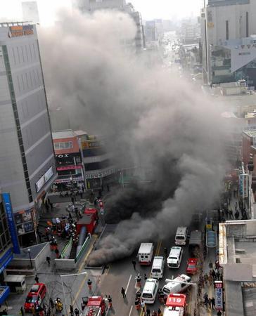 国际 韩国地铁发生纵火案 图片报道         2月18日,韩国大邱市地铁