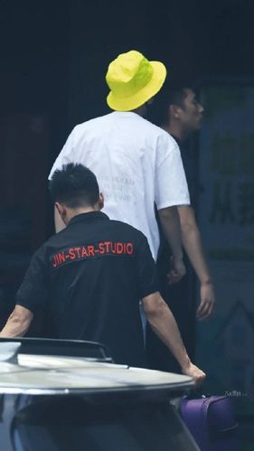 蔡徐坤# 坤哥的背影杀宽肩后背,满满的都是安全感,男友力爆棚.