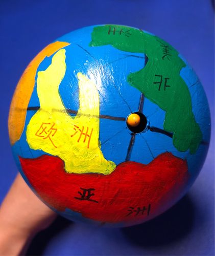 哥哥手工制作地球仪