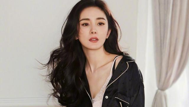 杨幂绝美睡衣秀,大方袒露香肩,是不是超级惹眼_高清图集_新浪网