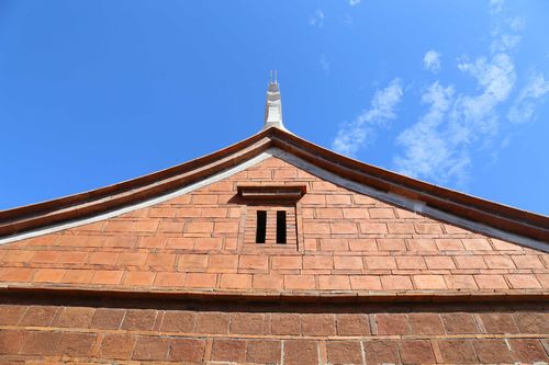 硬山顶式的屋顶,燕尾起翘式的屋脊,一落两榉式的建筑格局