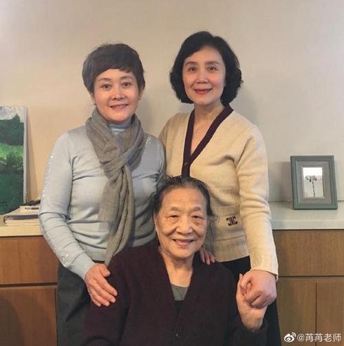 娜仁花严晓频近照曝光,专程拜访恩师马精武李苒苒夫妇