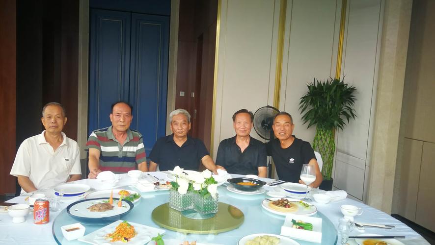 2020年八一黄振海在他的华海酒店邀请老战友们小聚.