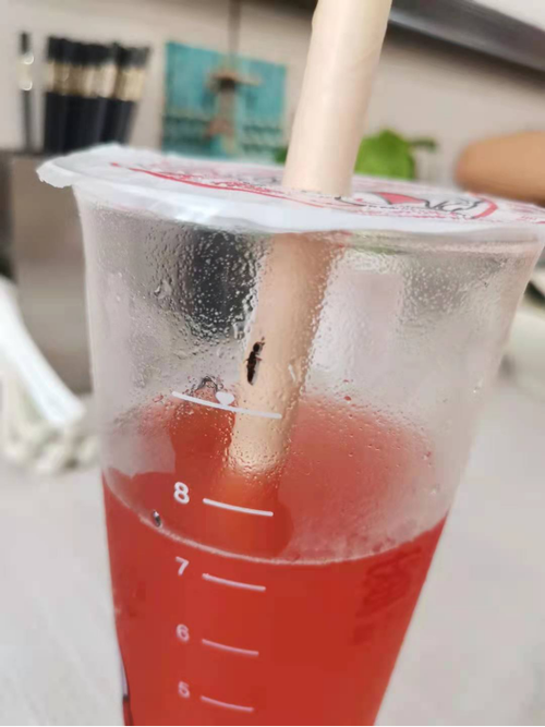 洛阳一宝妈蜜雪冰城喝到虫子!饮食安全怎么总出问题?