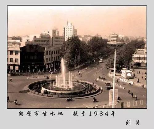 以跃进塔为中心还形成了鹤壁市的商业圈,四周有鹤壁饭店,红旗电影院