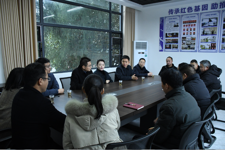 走访中,王春妍与企业负责人深入交流,详细了解项目施工进度,推进中