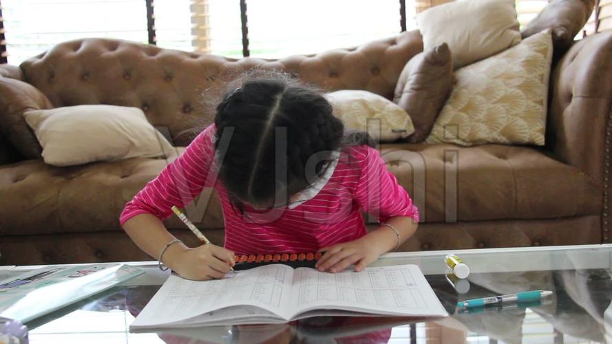 在做作业的小女孩_1920x1080_高清视频素材下载(编号