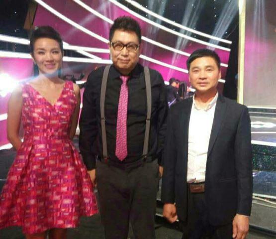 央视主持人王为念,管彤与曾董事长合影