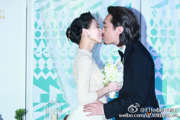 戴佩妮婚礼白裙优雅 亲吻八次秀恩爱