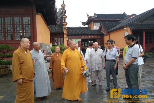 鸡鸣寺住持莲华法师引导学习团参观寺院建筑特色,介绍寺院发展建设