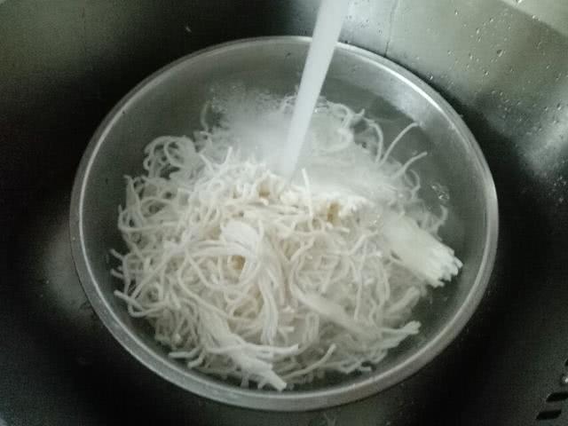 先把湿常德米粉放到水里泡一下.