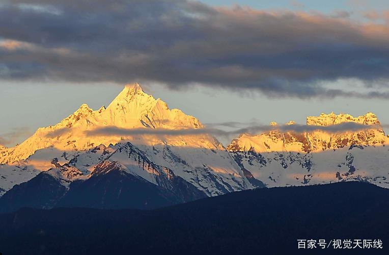 图为在飞来寺观景台拍摄的梅里雪山胜景"日照金山" 鞠传海摄影