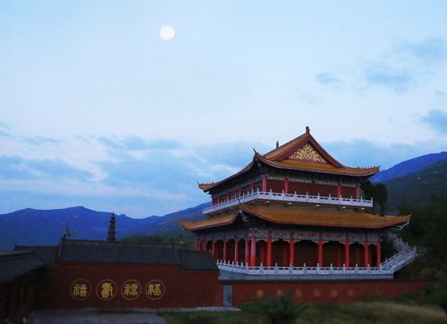 王母山美丽的传说:聚宝潭与戒贪石