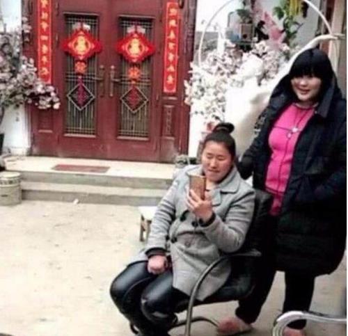 草根明星王二妮,刘大成大衣哥豪宅对比,不看不知道,一看吓一跳