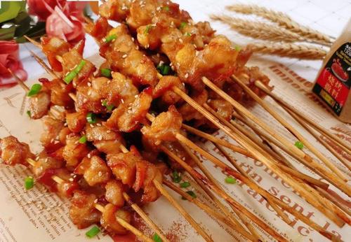 蚝油2勺,奥尔良腌料1袋,盐少许,油适量,烧烤料适量步骤1,掌中宝解冻