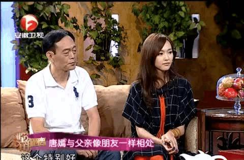 每次唐嫣现身机场 他都风雨无阻来接机