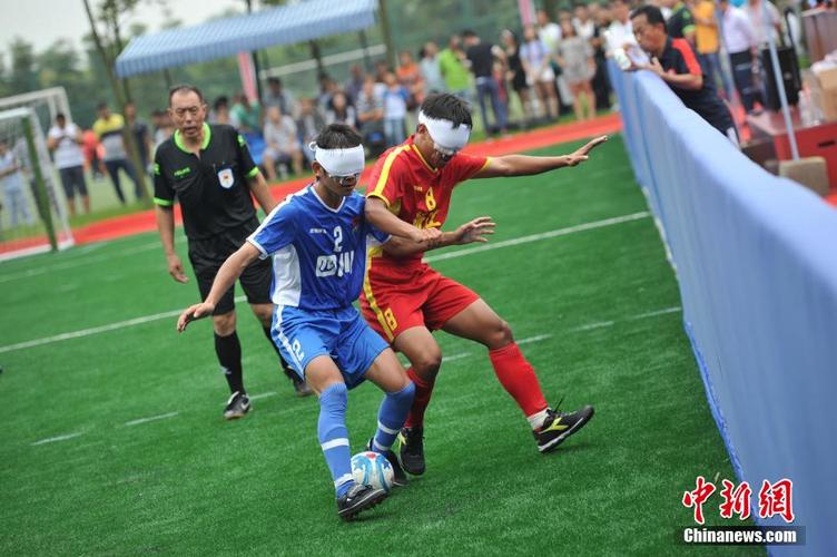 比赛现场运动员奋力拼搏. 张浪 摄