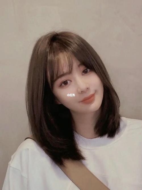 额头和高发际线_锁骨发_少女感_法式刘海_少女感齐肩锁骨发_时尚_发型