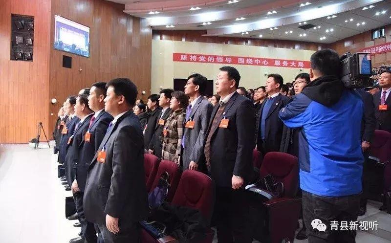 县人大常委会原主任王培政及特邀往届县人大常委会老领导在主席台就座