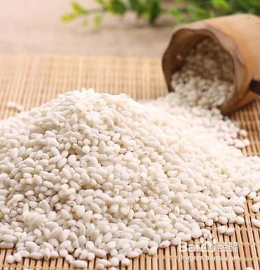 当归等酿成"杜仲糯米酒",饮之有壮气提神,美容益寿,舒筋活血的功效