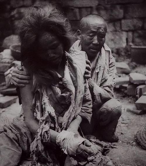 43年抗日英雄刘耀梅被绑在树上日军割下她腿上的肉当众吃掉
