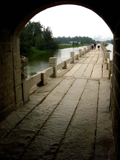 "安平桥"又因桥长五里被称做"五里桥".