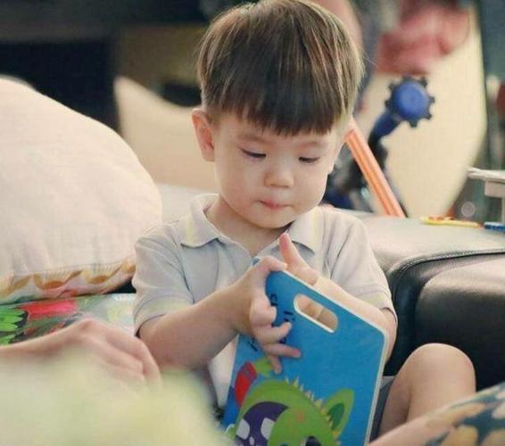 杜江晒出儿子嗯哼近照才八岁五官精致立体还与李现撞脸了